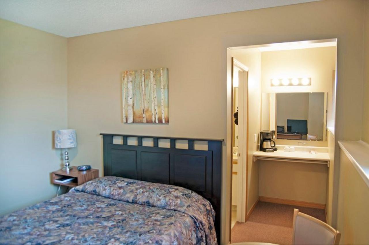 Lakeside Country Inn Manitou Beach 外观 照片