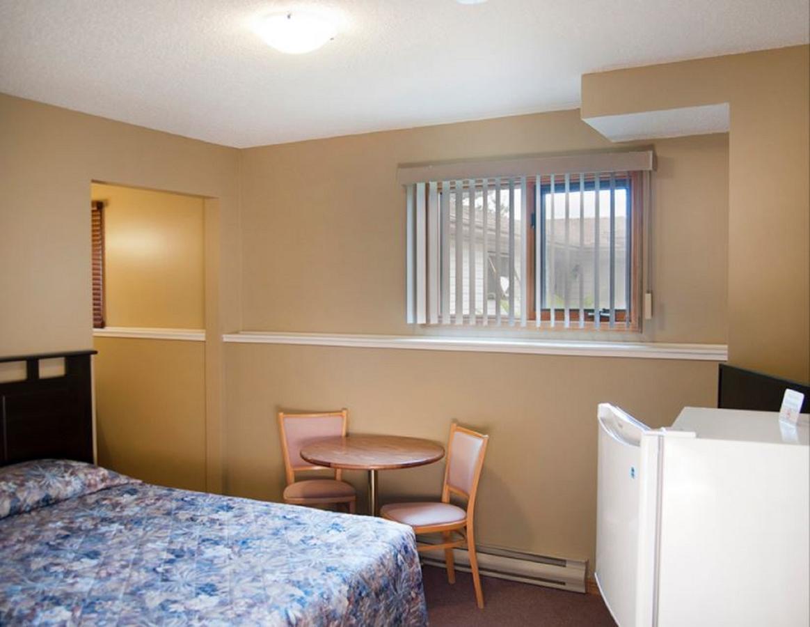 Lakeside Country Inn Manitou Beach 外观 照片